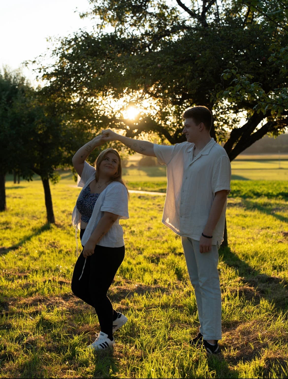 Brautpaar umarmt sich vor einer hellen Kulisse